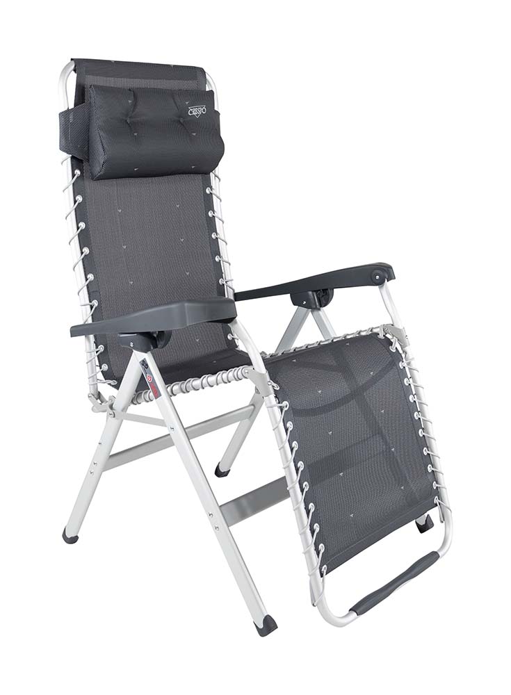 1104915 Een zeer luxe en comfortabele relaxstoel met hoofdkussen. Deze stoel biedt maximaal comfort doordat de stoel traploos verstelbaar is en het doek aan het frame bevestigd zit door middel van elastiek. Daarnaast zijn zowel de rugleuning als de armleggers ergonomisch gevormd en is de stoel voorzien van een remsysteem om de stoel in iedere gewenste positie te fixeren. De stoel is voorzien van een geanodiseerd H-frame voor extra stabiliteit en stevigheid. De stoel heeft een extra brede (54 cm), een extra diepe (55 cm) en een extra hoge zit (50 cm). Ingeklapt is deze stoel zeer compact en daardoor gemakkelijk mee te nemen.