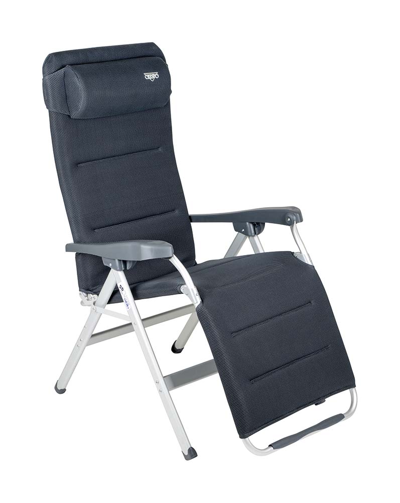 1104935 Een zeer luxe en één van de meest comfortabele relaxstoelen. Deze traploos verstelbare relaxstoel is voorzien van een extra dikke en stevige 3D gepolsterde schuimvulling. Deze gepolsterde stof loopt volledig om het frame heen, waar de luxe stof aan de achterkant wordt bevestigd en een zeer aangename zit is gecreëerd. Daarnaast lopen de elastieken volledig over de rug voor een verhoogde mate van comfort. Daarnaast zorgt de afwerking voor een stijlvolle uitstraling. De schuimvulling heeft een open celstructuur waardoor er geen vocht wordt vastgehouden. Hierdoor droogt deze stoel sneller dan stoelen met een traditionele schuimvulling.  Zowel de rugleuning als de armleggers van deze relaxstoel zijn ergonomisch gevormd en de is stoel voorzien van een remsysteem om de stoel in iedere gewenste positie te fixeren. De stoel is voorzien van een geanodiseerd H-frame voor extra stabiliteit en stevigheid. Ingeklapt is deze stoel zeer compact en daardoor gemakkelijk mee te nemen in de meegeleverde opbergtas.