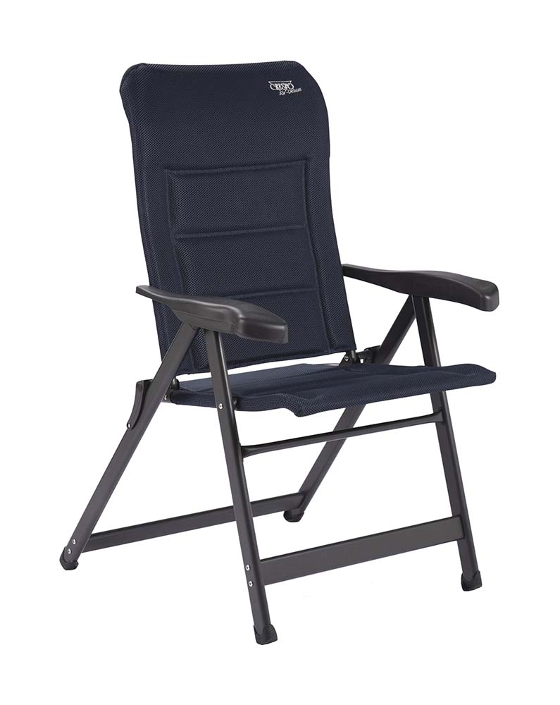 1149052 Een unieke en zeer compacte standenstoel. De stoel is uitgerust met een gepolsterde 3D stof. De comfortabele vulling van deze stof is extra luchtdoorlatend en houdt door de open celstructuur geen vocht vast. Hierdoor is de stoel veel sneller droog dan stoelen met een traditionele schuimvulling. Deze stoel heeft een lagere zit en een kortere rugleuning. Hierdoor is deze stoel uitermate geschikt voor mensen met kortere benen. Biedt maximaal comfort door de in 7 standen verstelbare rugleuning. Zowel de rugleuning als de armleggers zijn ergonomisch gevormd. De stoel is voorzien van een geanodiseerd H-frame voor extra stabiliteit en stevigheid. Door zijn unieke ontwerp en de lagere zit is deze stoel zeer compact en gemakkelijk mee te nemen.