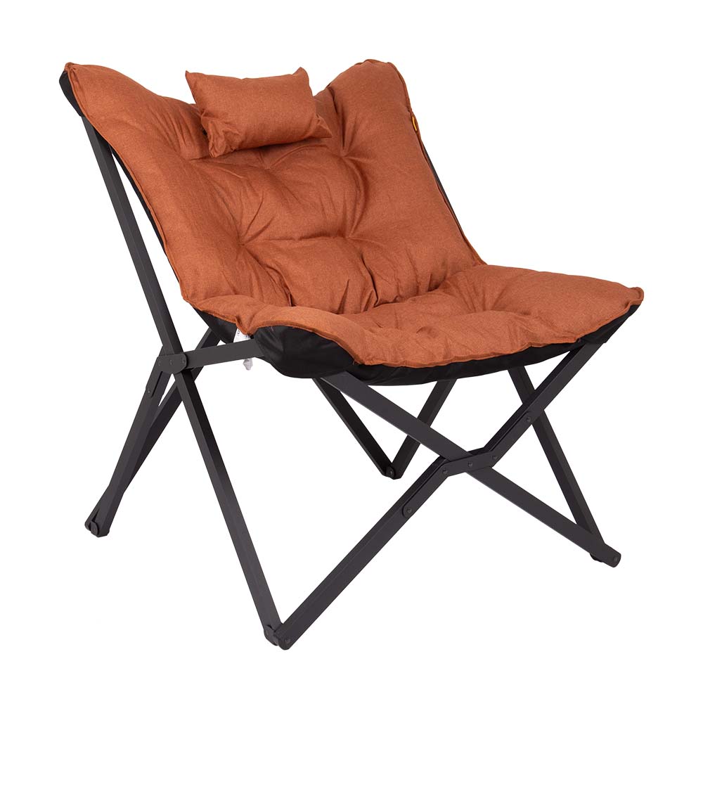 1200346 Een stoere en zeer comfortabele relaxstoel met een industriële uitstraling. De stoel is voorzien van een stevig en lichtgewicht aluminium frame. Met een exta dik gepolsterde Cationic bekleding waarin een stijlvol patroon van stiksels is verwerkt. Inclusief comfortabel hoofdkussen en een luxe draagtas. Bovendien is het frame inklapbaar waardoor de stoel eenvoudig is mee te nemen. Een ideale stoel voor in de tuin of op de camping, maar ook op het balkon en in de woonkamer.