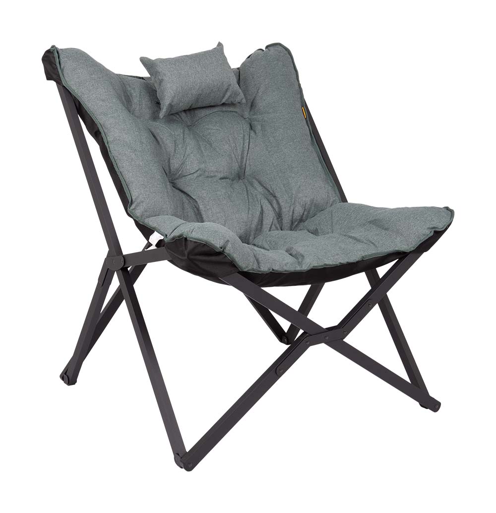 1200347 Een stoere en zeer comfortabele relaxstoel met een industriële uitstraling. De stoel is voorzien van een stevig en lichtgewicht aluminium frame. Met een exta dik gepolsterde Cationic bekleding waarin een stijlvol patroon van stiksels is verwerkt. Inclusief comfortabel hoofdkussen en een luxe draagtas. Bovendien is het frame inklapbaar waardoor de stoel eenvoudig is mee te nemen. Een ideale stoel voor in de tuin of op de camping, maar ook op het balkon en in de woonkamer.
