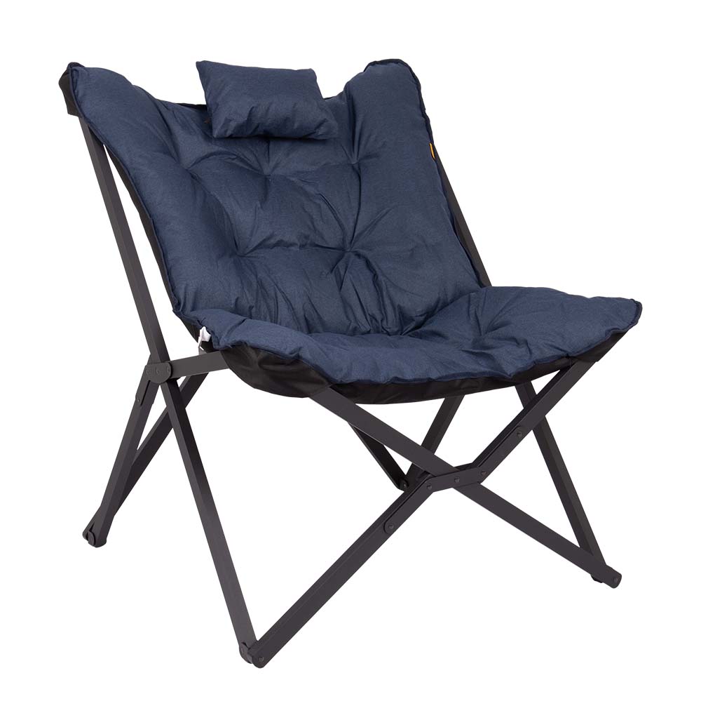 1200348 Een stoere en zeer comfortabele relaxstoel met een industriële uitstraling. De stoel is voorzien van een stevig en lichtgewicht aluminium frame. Met een exta dik gepolsterde Cationic bekleding waarin een stijlvol patroon van stiksels is verwerkt. Inclusief comfortabel hoofdkussen en een luxe draagtas. Bovendien is het frame inklapbaar waardoor de stoel eenvoudig is mee te nemen. Een ideale stoel voor in de tuin of op de camping, maar ook op het balkon en in de woonkamer.