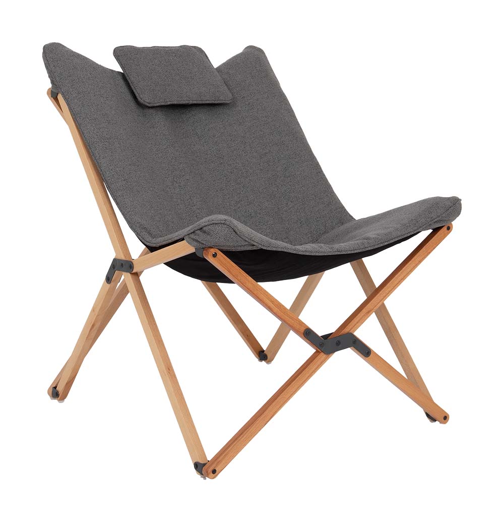 1200375 Een zeer luxe en comfortabele relaxstoel. Deze stoel is voorzien van een stijlvol, lichtkleurige houten frame en de zitting is gemaakt van de stof Nika. Stof Nika kentmerkt zich aan de een zachte touch met een robuuste uitstraling. Daarnaast is deze stof voorzien van een comfortabele gepolsterde vulling. Door de combinatie van de gepolsterde stof, de brede en diepe zit en het hoofdkussen is de stoel zeer comfortabel. De stoel is eenvoudig mee te nemen door het inklapbare frame en kan zowel in de woonkamer, op het balkon of in de tuin worden gebruikt!